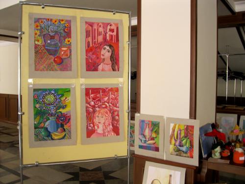 Работы детей-сирот, выставленные в Президент-комплексе Махачкалы, 27 сентября 2011 г. Фото Мусы Мусаева для "Кавказского узла"