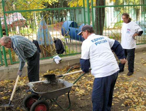 Работники троллейбусного парка не являются добровольцами на акции "Новые дворы "Единой России". Астрахань, Ленинский район, 13 октября 2011 г. Фото Вячеслава Ященко для "Кавказского узла"