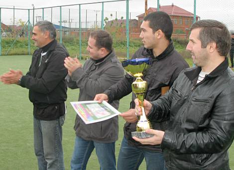 Жюри чемпионата "Игай по правилам!" на стадионе "Динамо" в Назрани. 15 октября 2011 г. Фото Малики Бацаевой для "Кавказского узла"