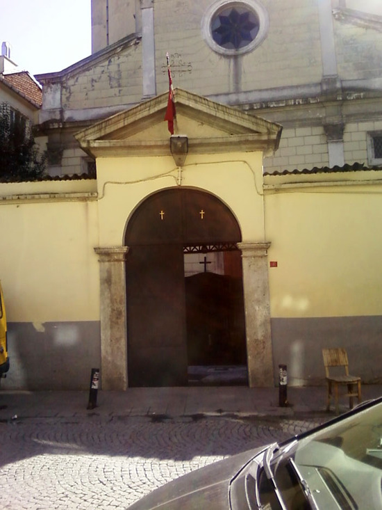 Входные ворота церкви.