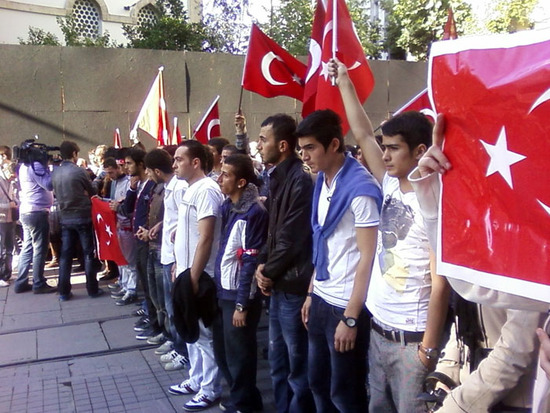 Молодёжь протестует против гибели невинных жертв (мирное население) от взрывов, устроенных курдами...