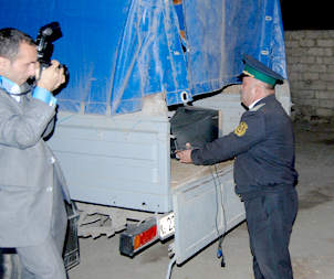 Судебный исполнитель грузит в автомобиль имущетсво, конфискованное у редакции газеты "Хурал"