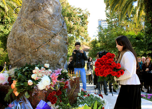 Абхазия, Сухум, 31 октября 2011 г. Возложение цветов к памятнику жертвам политических репрессий. Фото Анжелы Кучуберия для "Кавказского узла"