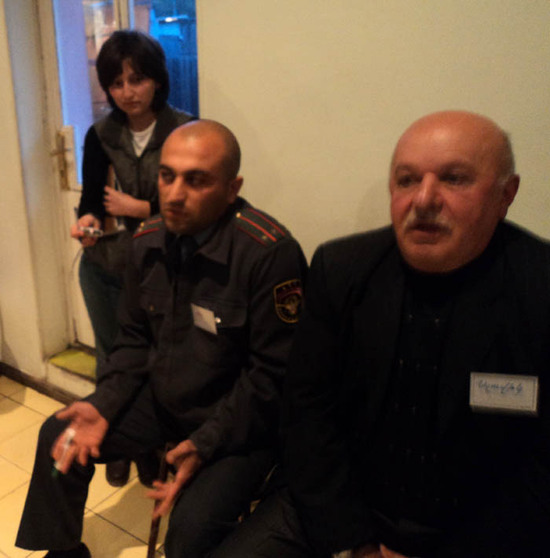 Севак Петросян - нач. ИДН Мартунинского отдела полиции (слева), Слава Айрапетян - директор ПТУ.