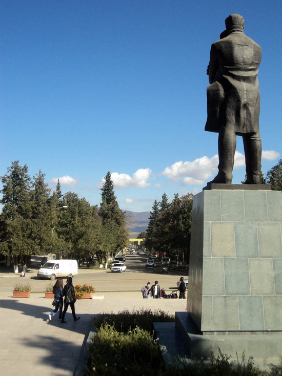 Вид со спины Шаумяна на проспект Азатамартикнери.