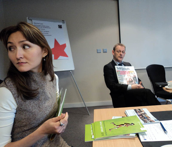  Белфаст. Справа Пол Конали, исполнительный директор газеты «Белфаст телеграф», слева Марина Гагайи