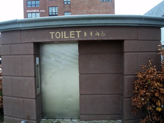 Туалет для мужчин, женщин, инвалидов, есть месть, чтобы запеленать ребёнка...