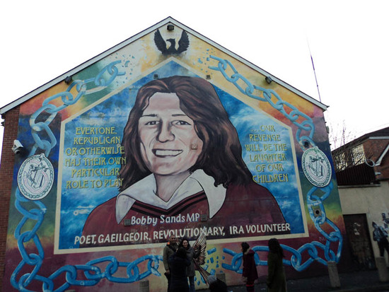 27 Штаб квартира Шинн Феин - политического крыла Ирландской Республиканской Армии.  Изображен Бобби Сэндс – один из голодающих, впоследствии избранный в Британский Парламент. Но он умер