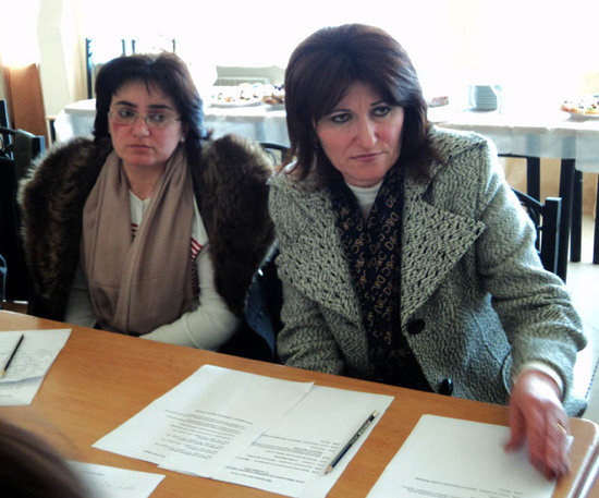 Гаяне Амбарцумян - председатель НПО "Женский ресурсный центр" (слева) и главврач СЭС Зоя Нерсесян.