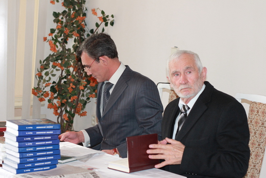 почетный гость церемонии награждения, писатель Исса Кодзоев (справа), Вах Чапанов (слева)