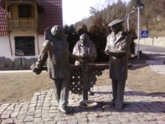 Памятник героям фильма "мимино" - Фрунзику Мкртчяну, Леонову и Вахтангу Кикабидзе. Дилижан.