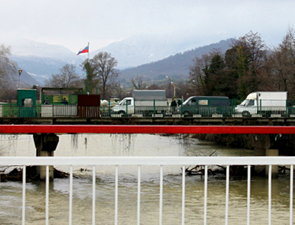 Старый атомобильный мост через реку Псоу на российско-абхазской границе. 24 января 2012 г. Фото Анжелы Кучуберия для "Каказского узла"