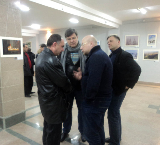 Друзьм-коллегам есть о чём поговорить. Слева на право: Ашот Бегларян, Алексей Мартынов и Матеуш Пискорски.