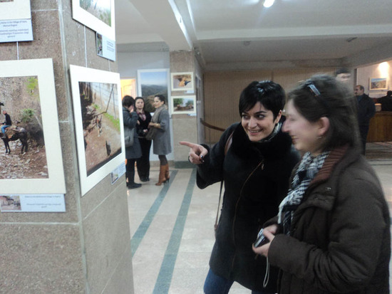 Сотрудницам телерадиокомпании Сарине Айриян и Кнар Бабаян понравилось фото с Щенком и курочкой...:)