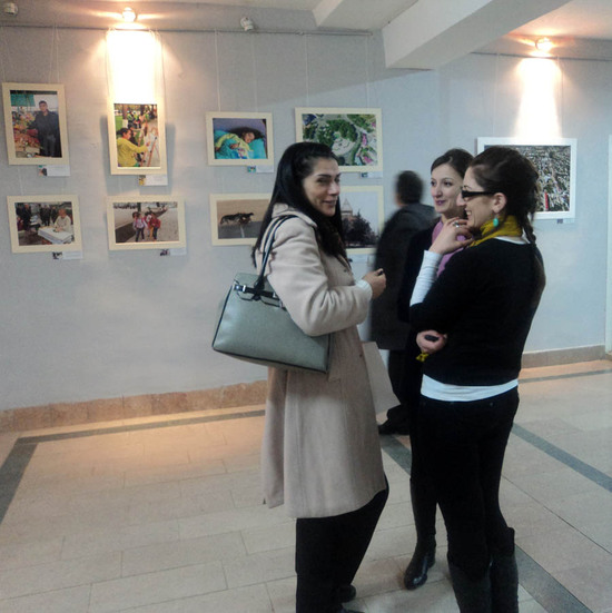 Стотрудник МИДа Армине Алексанян (слева), Аревик Овсепян и Элина Даниелян делятся впечатлениями.