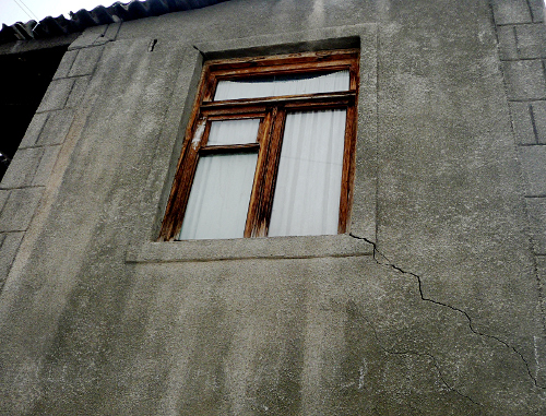 Стена жилого дома с трещиной, возникшей в результате оползня, в районе Сари Таг в Ереване. 17 февраля 2012 г. Фото Армине Мартиросян для "Кавказского узла"