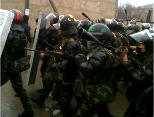 Полиция разогнала акцию протеста у здания исполнительной власти района в Губе. Азербайджан, 1 марта 2012 г. Фото:ИА "Туран" 