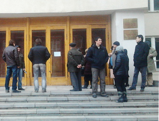 Возле здания облизбиркома. Астрахань, 15 марта 2012 г. Фото Елены Гребенюк для "Кавказского узла"