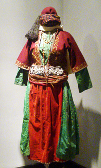 Традиционный женский наряд езидов. Тбилиси, Государственный музей искусств Грузии, 17 марта 2012 г. Фото Нии Хубуная для "Кавказского узла"