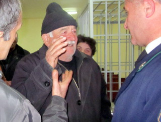 ОБманутый вкладчик карабахского филиала ВТБ Амаяк Марутян   спрашивает у  прокурора Армена Галыстяна, что ему делать дальше. Нагорный Карабах, Степанакерт, 12 марта 2012 г. Фото Алвард Григорян для "Кавказского узла"