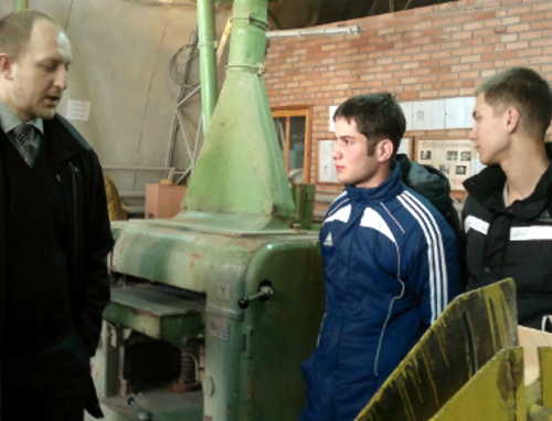Артур Круталевич из ОНК Ставрополья (слева) общается с воспитанниками училища в мастерской. Северная Осетия, Владикавказ, 16 марта 2012 г. Фото Эммы Марзоевой для "Кавказского узла"