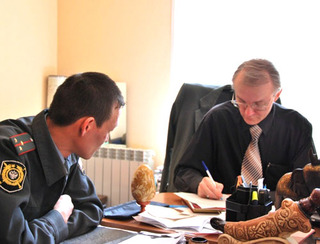 Олег Шеин подписывает протокол об административном нарушении. Астрахань, 20 марта 2012 г. Фото Елены Гребенюк для "Кавказского узла" 