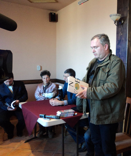 Бесо Хведелидзе с экземпляром альманаха в руках.