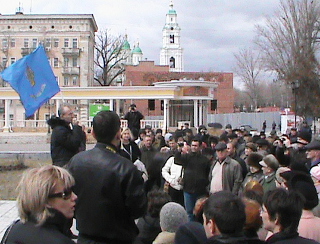 Астрахань, 24 марта 2012 г. Олег Шеин выступает перед жителями города, пришедшими поддержать участников голодовки. Фото Елены Гребенюк для "Кавказского узла"