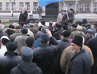 Астрахань, 24 марта 2012 г. Жители города, пришедшие поддержать участников голодовки протеста. Фото Елены Гребенюк для "Кавказского узла"