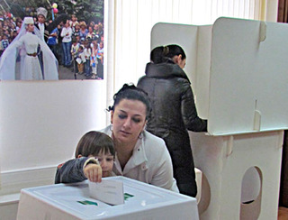 На избирательном участке при посольстве ЮО в Москве. 25 марта 2012 г. Фото Семена Чарного для "Кавказского узла"