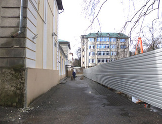 Территория школьного центра, обнесенная забором. Сочи, 26 марта 2012 г. Фото Светланы Кравченко для "Кавказского узла"