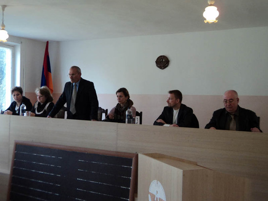 Конференцию открывает заведующий районным отделом образования Георгий Севикян.