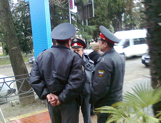 Полиция возле территории детского центра. Сочи, 29 марта 2012 г. Фото Ирины Коноваловой для "Кавказского узла" 