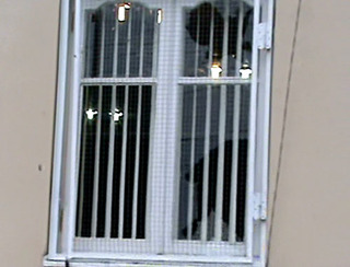 Окно, в которое была брошена граната.  Фото передано пресс-службой Управленческого центра Свидетелей Иеговы в РФ