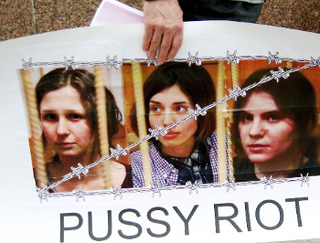 Плакат участников пикета в защиту активисток группы Pussy Riot. Волгоград, 7 апреля 2012 г. Фото Вячеслава Ященко для "Кавказского узла"