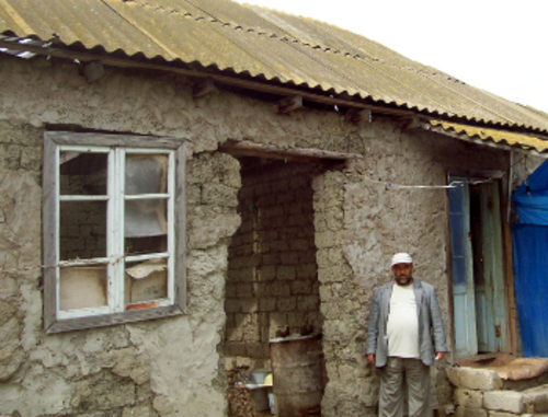 Пострадавший от наводнения дом в селе Минбаши. Азербайджан, Сабирабадский район, 8 апреля 2012 г. Фото Насруллы Нуруллаева, члена штаба гражданского общества "Кура" 