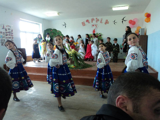 Девочки исполняют озорной русский танец "Калинка".