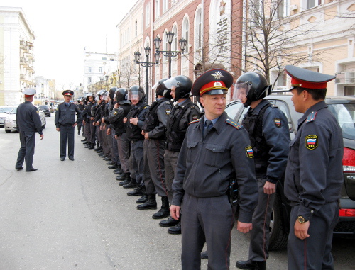 Полиция блокирует вход в мэрию Астрахани. 12 апреля 2012 г. Фото Вячеслава Ященко для "Кавказского узла"