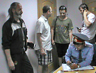 Сотрудники полиции оформляют протоколы об административных правонарушениях на участников одиночных пикетов. Астрахань, 20 апреля 2012 г. Фото Елены Гребенюк для "Кавказского узла"