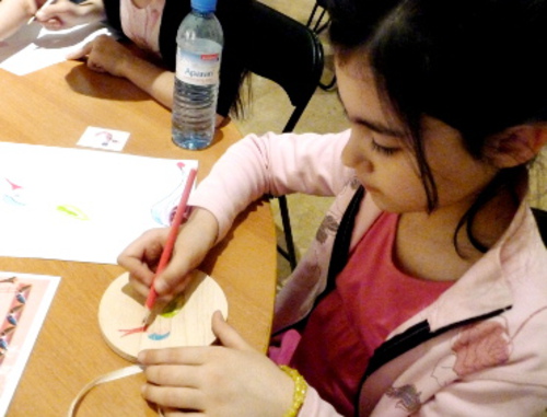Дети рисуют буквицы в зале "Ханджян" на выставке ArmBookExp. Ереван, 22 апреля 2012 г. Фото Армине Мартиросня для "Кавказского узла"