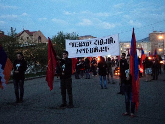 В Степанакерте их ждали митингующие, чтобы вместе продолжить шествие.