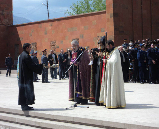 Представители и Предводитель Арцахской епархии ААЦ архиепископ Мартиросян (в середине).