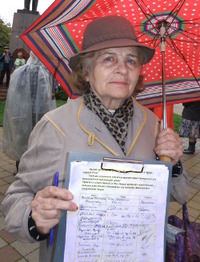 Участница митинга КПРФ с подписями против застройки зеленой зоны в Сочи. 22 апреля 2012 г. Фото светланы Кравченко для "Кавказского узла"