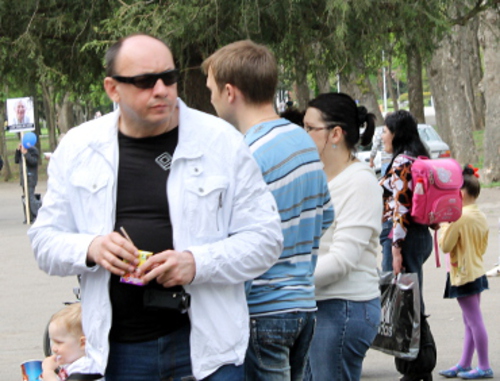 Заведующий сектором по сопровождению целевых программ и работе с ветеранами городского управления по связям с общественностью Ростислав Карамышев наблюдает за арт-субботником в Чистяковской роще. Краснодар, 21 апреля 2012 г. Фото Андрея Кошика для "Кавказского узла"