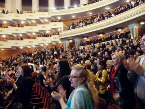 Зрители гала-концерта в Национальном академическом театре оперы им. А.А.Спендиарова. Ереван, Армения. 5 апреля 2012 г. Фото Армине Мартиросян для "Кавказского узла"