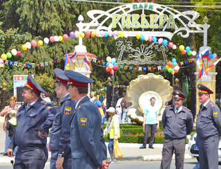 Сотрудники полиции возле парка "Ривьера". Сочи, 1 мая 2012 г. Фото Светланы Кравченко для "Кавказского узла"