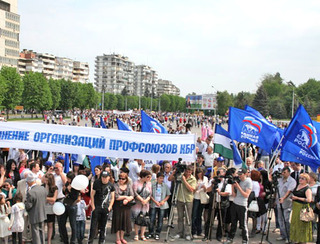 Первомайское шествие в Нальчике. КБР, 1 мая 2012 г. Фото Луизы Оразаевой для "Кавказского узла"