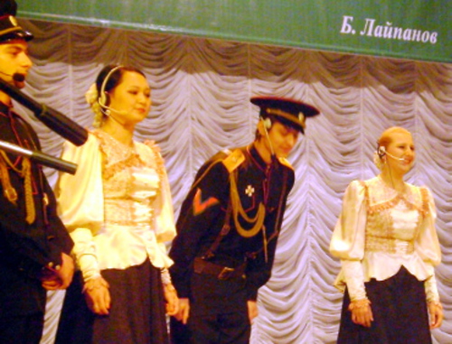 Выступление вокально-хореографического коллектива во время торжественного собрания по случаю Дня возрождения карачаевского народа. КЧР, г. Черкесск, 3 мая 2012 г. Фото Лейлы Гочияевой для "Кавказского узла" 