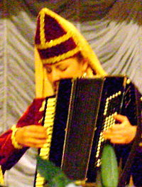 Участница вокально-хореографического коллектива во время торжественного собрания по случаю Дня возрождения карачаевского народа. КЧР, г. Черкесск, 3 мая 2012 г. Фото Лейлы Гочияевой для "Кавказского узла" 