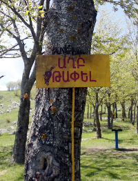 Объявление "Мусор не бросать", в котором частица "не" почти затерта. Поляна Дждрдуз на окраине Шуши, Нагорный Карабах, 1 мая 2012 г. Фото Алвард Григорян для "Кавказского узла"